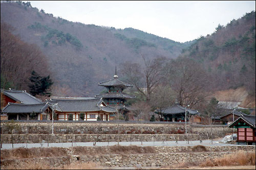 고요하고 아름다운 절 쌍봉사. 절 옆으로 난 대숲길을 따라 조금 걸어가면 철감선사 부도가 나온다. 